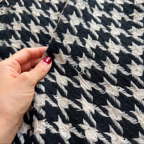 (SOLD)Christian Dior Houndstooth Tweed Wool Light Scarf - Picture 9 of 11